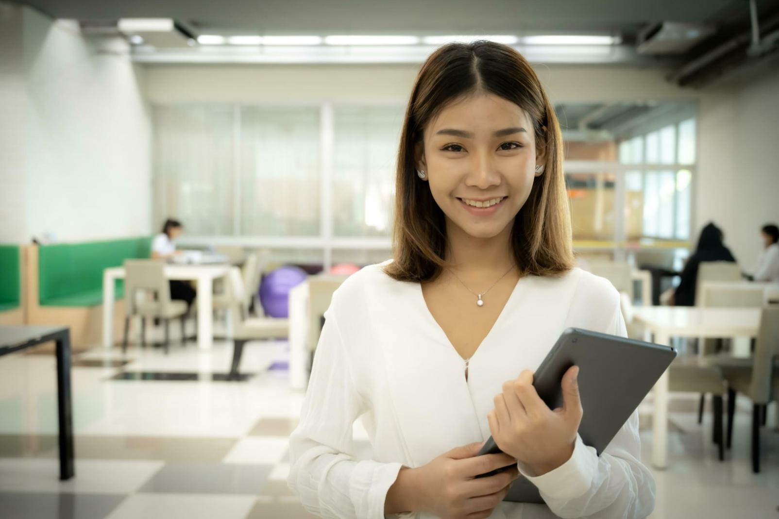 Environnement de travail moderne avec documents et ordinateur portable