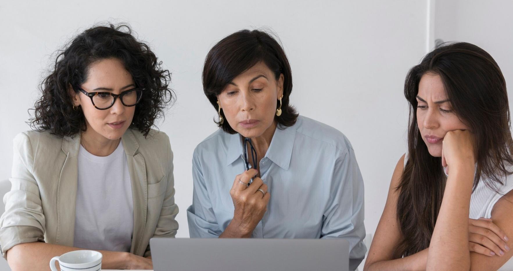 Équipe denavoriq travaillant sur des stratégies d'investissement personnalisées